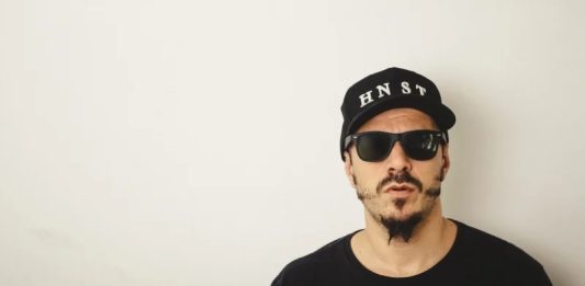 Foto: Fredi Endres, o DJ Chernobyl, da banda Comunidade Nin-Jitsu será um dos palestrantes/Crédito Rika/Divulgação
