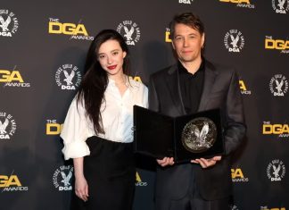 Foto: Mikey Madison e o cineasta Sean Baker, de 'Anora', posam com prêmio principal do Sindicato dos Diretores dos EUA — Foto: Amy Sussman/Getty Images North America/Getty Images via AFP