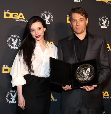 Foto: Mikey Madison e o cineasta Sean Baker, de 'Anora', posam com prêmio principal do Sindicato dos Diretores dos EUA — Foto: Amy Sussman/Getty Images North America/Getty Images via AFP