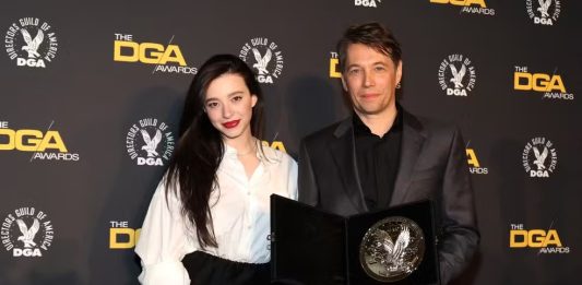 Foto: Mikey Madison e o cineasta Sean Baker, de 'Anora', posam com prêmio principal do Sindicato dos Diretores dos EUA — Foto: Amy Sussman/Getty Images North America/Getty Images via AFP