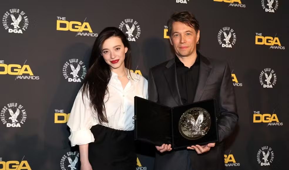 Foto: Mikey Madison e o cineasta Sean Baker, de 'Anora', posam com prêmio principal do Sindicato dos Diretores dos EUA — Foto: Amy Sussman/Getty Images North America/Getty Images via AFP