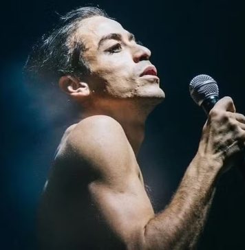 Foto: O ator Jesuíta Barbosa mimetiza o jeito de Ney Matogrosso, nas primeiras imagens do filme ‘Homem com H’, sem cair na imitação — Foto: Divulgação