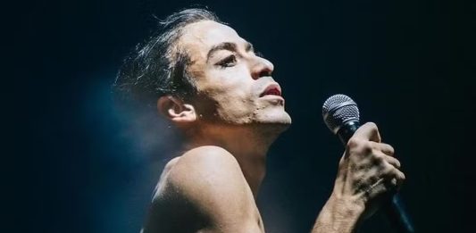 Foto: O ator Jesuíta Barbosa mimetiza o jeito de Ney Matogrosso, nas primeiras imagens do filme ‘Homem com H’, sem cair na imitação — Foto: Divulgação