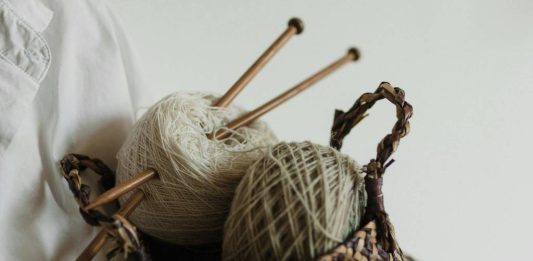 Foto: Tricotar ajuda a manter o foco/Crédito Arina Krasnikova/Pexels
