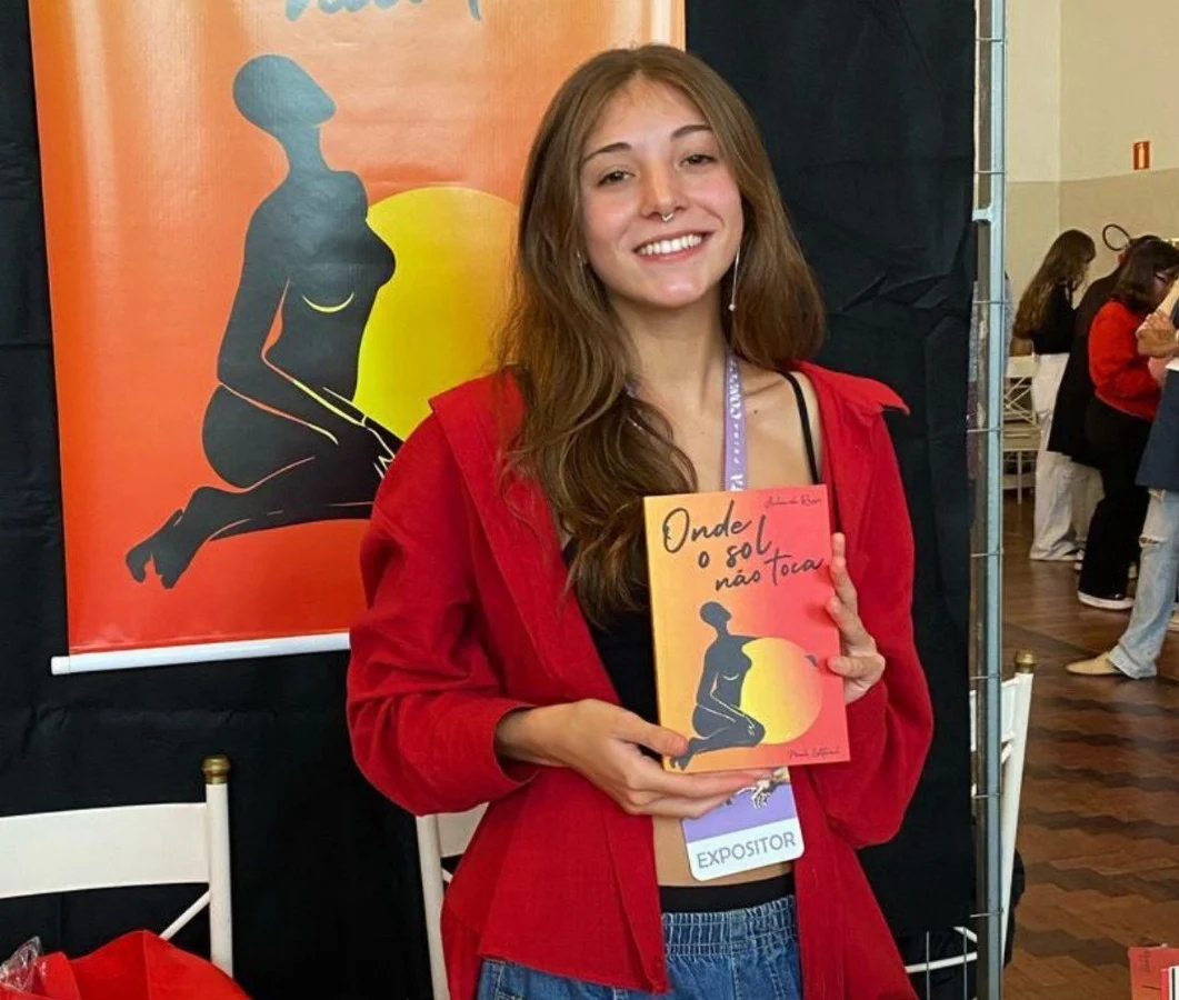 Escritora de 18 anos lança terceiro livro em Farroupilha
