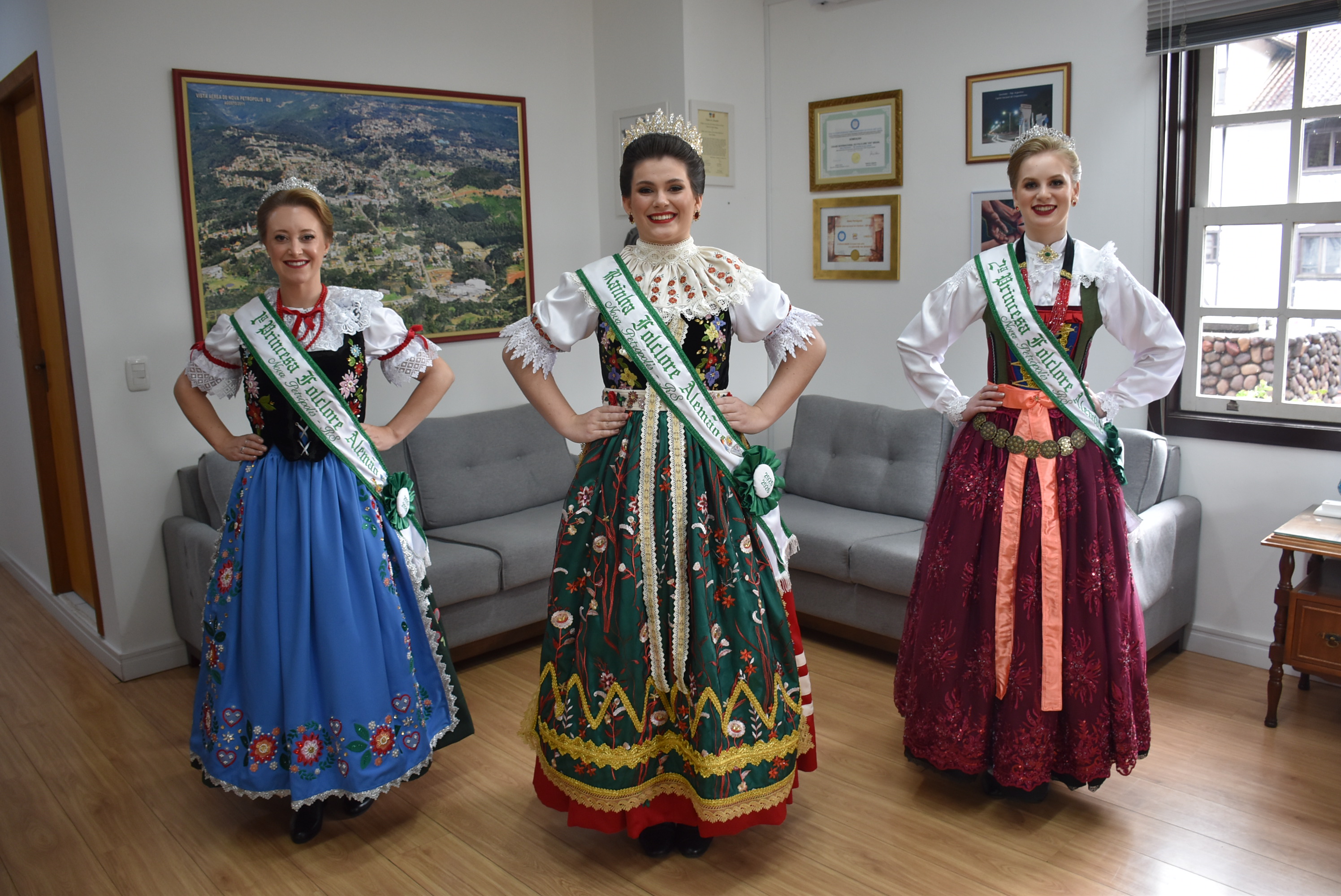 Soberanas do Folclore Alemão de Nova Petrópolis apresentam trajes oficiais