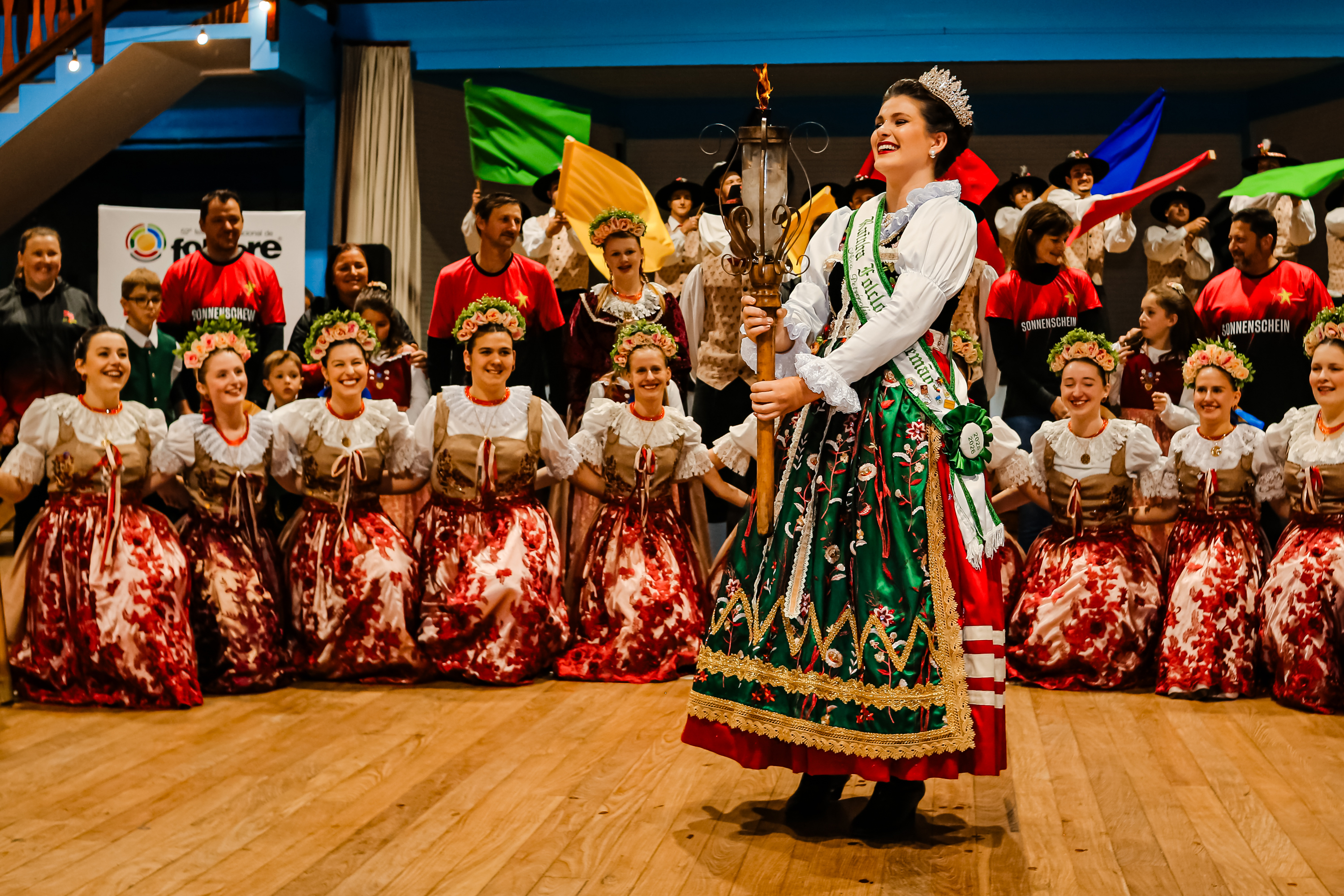 Acendimento da Chama Folclórica marca início do Festival Internacional de Folclore em Nova Petrópolis