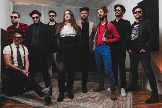 Foto: Formada por nove integrantes de Carlos Barbosa e Garibaldi, os Skaçulinhas têm influência de ska, reggae, ritmos latinos e rock’n’roll/Crédito Jean Tomazi
