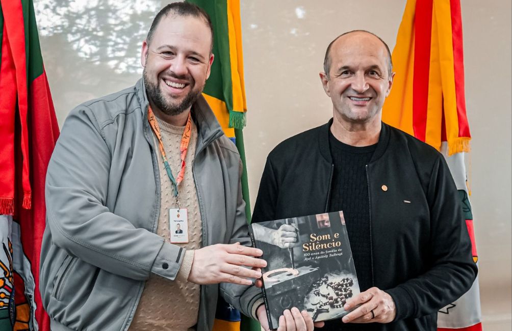 Jonas Tomazini (E) e Marcos Balbinot (Foto: Prefeitura de Farroupilha/Divulgação)