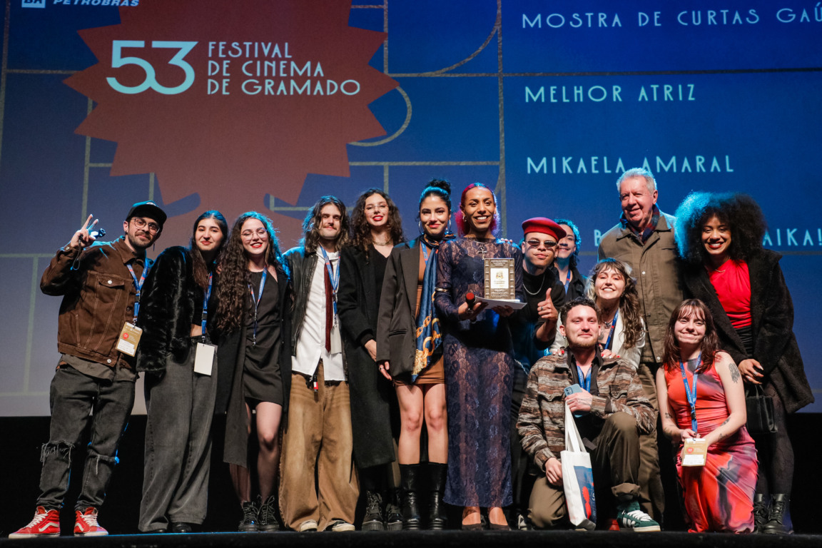 Foto: 53º Festival de Cinema de Gramado - Mikaella Amaral recebe o prêmio melhor atriz por “Bom Dia, Maika!” | Foto oficial: Edison Vara/Ag.Pressphoto