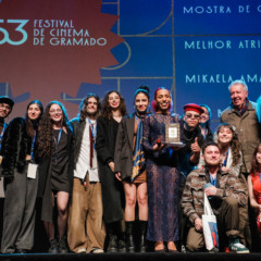 Foto: 53º Festival de Cinema de Gramado - Mikaella Amaral recebe o prêmio melhor atriz por “Bom Dia, Maika!” | Foto oficial: Edison Vara/Ag.Pressphoto