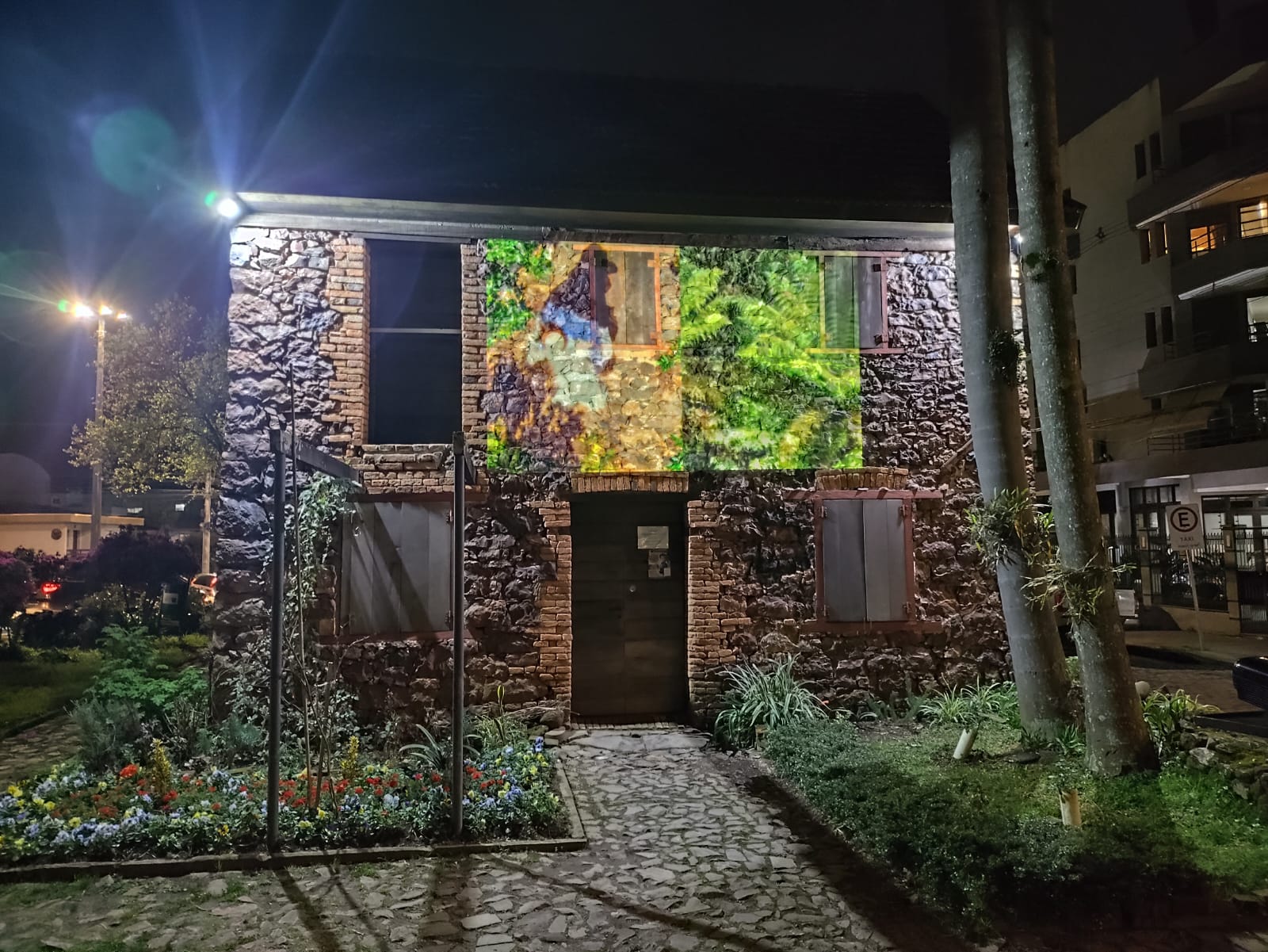 Projeção de vídeo muda cenário da Casa de Pedra de Caxias do Sul