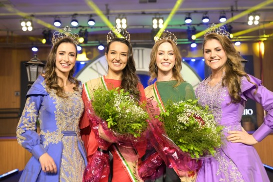 Foto: Alessandra Sipp e Dayane Taís da Silva Fonseca passaram as coroas para Lailla Maysa Teixeira e Bruna Ceratto/Crédito Luiz Chisini