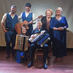 Foto: Grupo Nossa Voz juntamente com Dômenica Casarotto e Ermi Coelho Teixeira/Divulgação