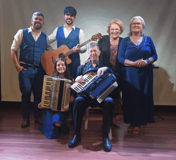 Foto: Grupo Nossa Voz juntamente com Dômenica Casarotto e Ermi Coelho Teixeira/Divulgação