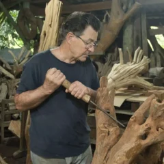 Foto: Itelvino Jahn explora as possibilidades do material que recolhe ou recebe em doações/Crédito Gabriel Jahn/Divulgação