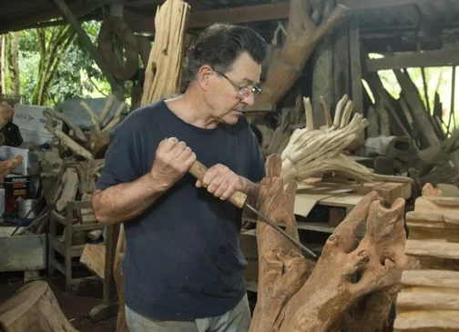 Foto: Itelvino Jahn explora as possibilidades do material que recolhe ou recebe em doações/Crédito Gabriel Jahn/Divulgação Foto: Itelvino Jahn explora as possibilidades do material que recolhe ou recebe em doações/Crédito Gabriel Jahn/Divulgação