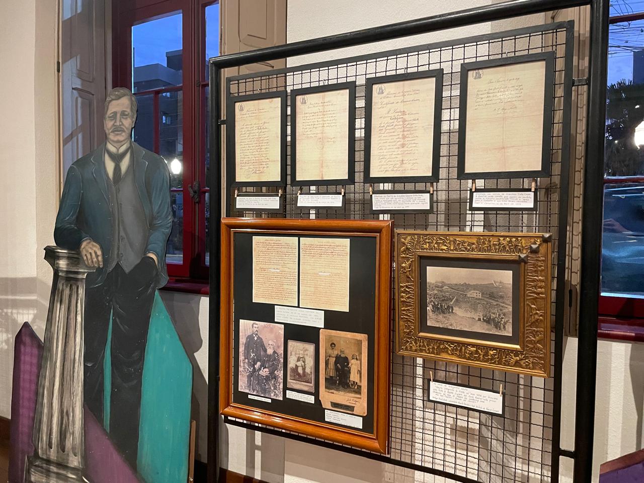 Mostra ‘Merica merica, cosa sarala ‘sta Merica?’ é prorrogada em Bento Gonçalves Mostra ‘Merica merica, cosa sarala ‘sta Merica?’ é prorrogada em Bento Gonçalves