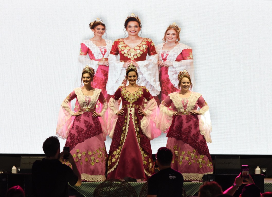Foto: Apresentação dos trajes oficiais das soberanas/Divulgação/Crédito Juliane Tonin. Foto: Apresentação dos trajes oficiais das soberanas/Divulgação/Crédito Juliane Tonin.