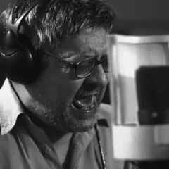 Foto: Julio Reny em cena do documentário "Amor e Morte em Julio Reny" (2025), de Fabrício Cantanhede/Crédito Fernanda Etzberger / Divulgação