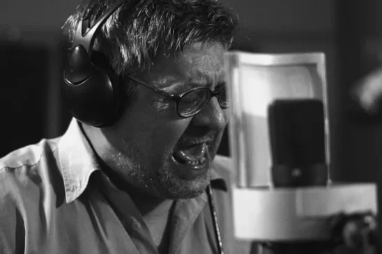 Foto: Julio Reny em cena do documentário "Amor e Morte em Julio Reny" (2025), de Fabrício Cantanhede/Crédito Fernanda Etzberger / Divulgação