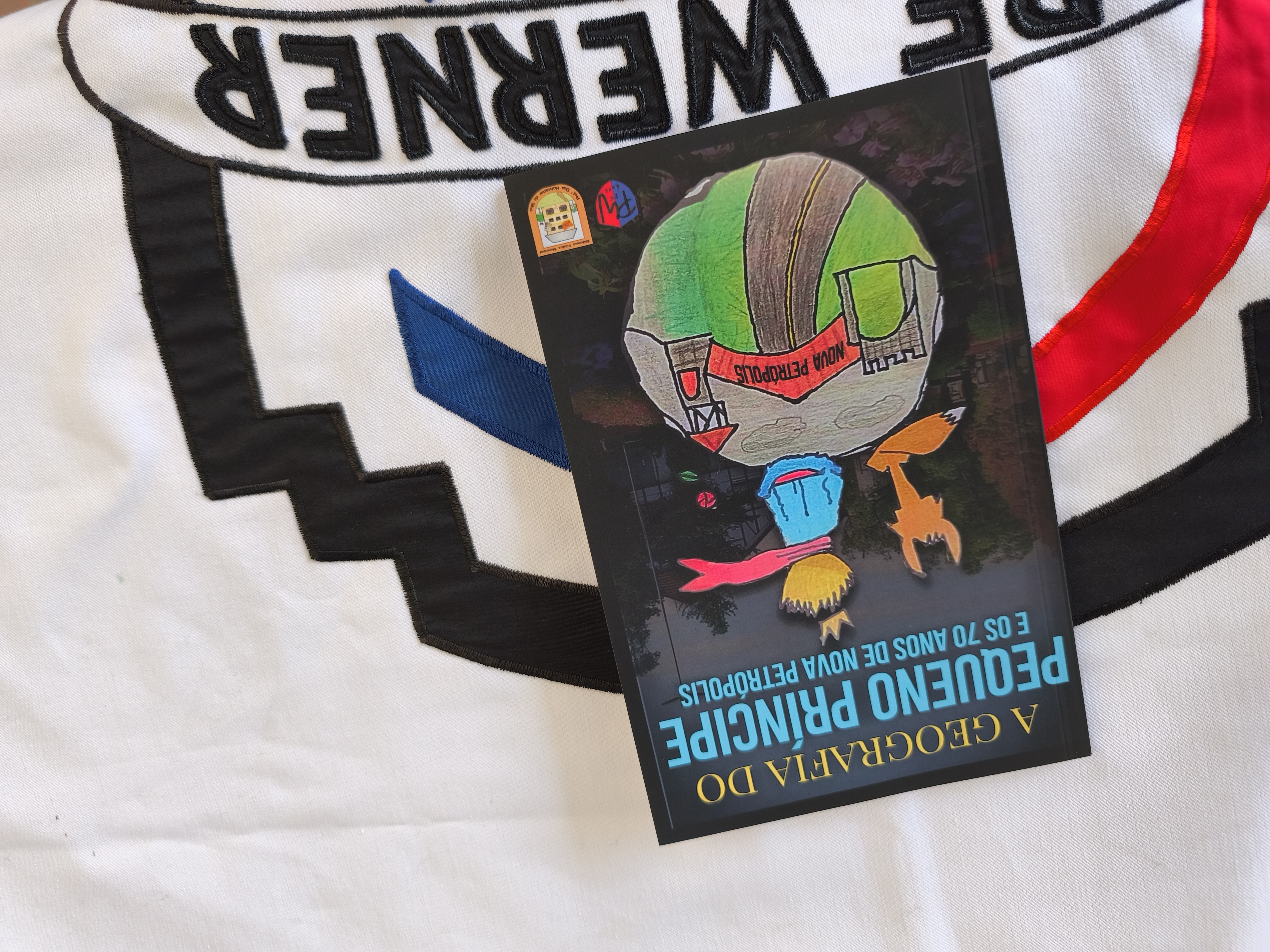 Estudantes lançam o livro ‘A Geografia do Pequeno Príncipe e os 70 Anos de Nova Petrópolis’