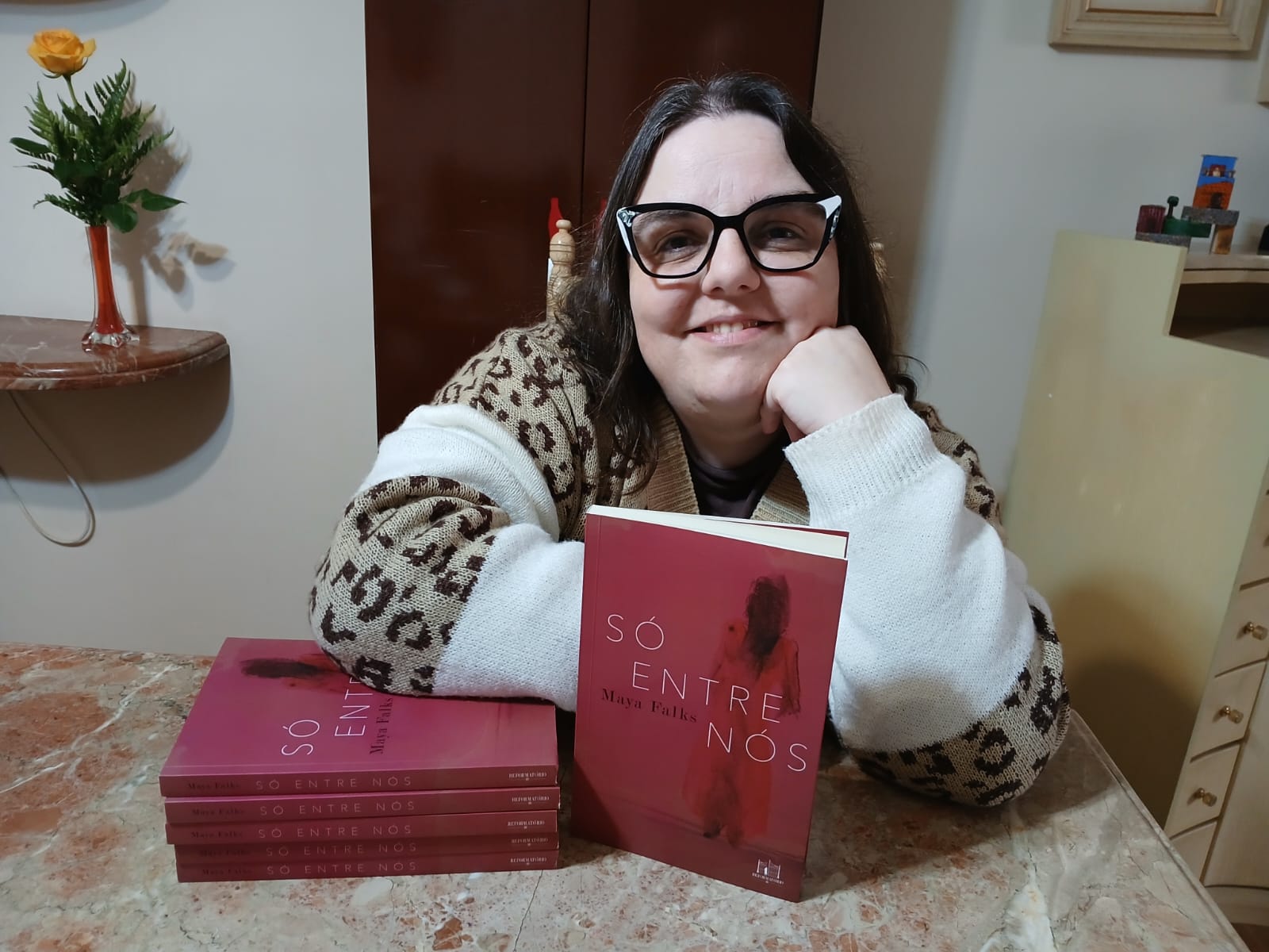 Escritora caxiense Maya Falks lança livro que aborda saúde mental