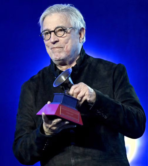 Foto: Ivan Lins recebe o 'Prêmio à Excelência Musical' no Mandala Bay, em Las Vegas/Crédito David Becker /Getty Images for The Latin Recording Academy