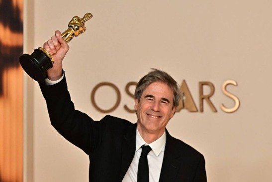 Foto: O diretor Walter Salles com o Oscar de melhor filme internaciona por 'Ainda Estou Aqui' - Frederic J. Brown/AFP