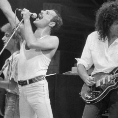 Foto: Freddie Mercury, Brian May e John Deacon, da banda Queen, se apresentam no Live Aid em Londres, em 1985. - Rob Taggart/REUTERS