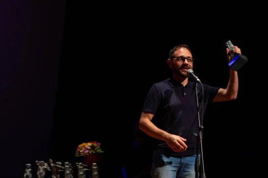 Fábio Cuelli com o troféu de Melhor Ator por sua atuação em Geppetto
Adri Marchiori / Divulgação