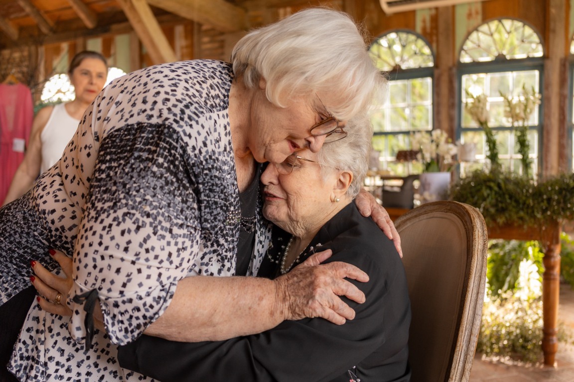Foto: Encontro de Laura Arioli Frittoli com a costureira Laura Müller, que trabalhou anos no Atelier de Laurinha/Laura Arioli Frittoli com as filhas Alice e Vera/Crédito William Camargo