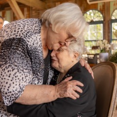 Foto: Encontro de Laura Arioli Frittoli com a costureira Laura Müller, que trabalhou anos no Atelier de Laurinha/Laura Arioli Frittoli com as filhas Alice e Vera/Crédito William Camargo