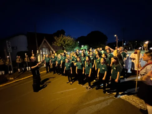 Foto: Coro Unimed Serra Gaúcha e Orquestra Pró-música interpretam cantos litúrgicos e clássicos natalinos durante a Noite Luminosa/Crédito Fernanda Mondadori/Unimed Serra Gaúcha