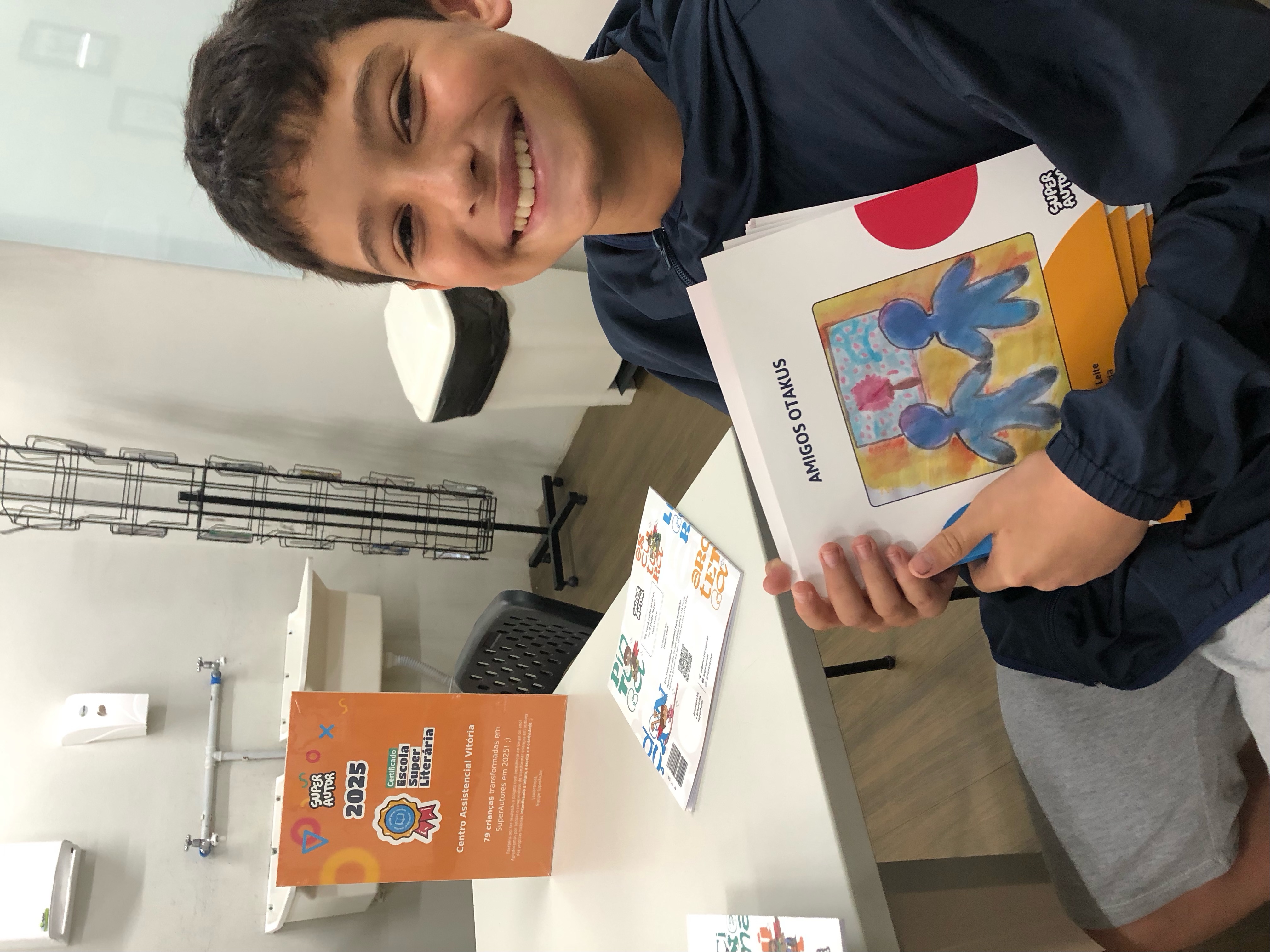 Super Autores do Centro Assistencial Vitória autografam livros em Caxias do Sul