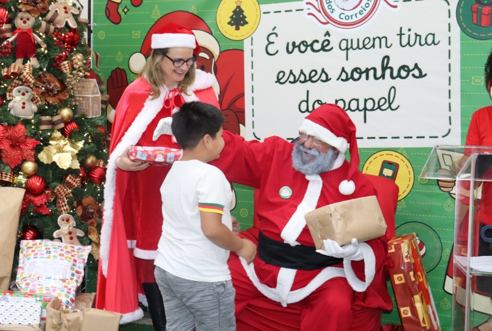 Papai Noel dos Correios realiza 300 mil sonhos de crianças em todo o Brasil