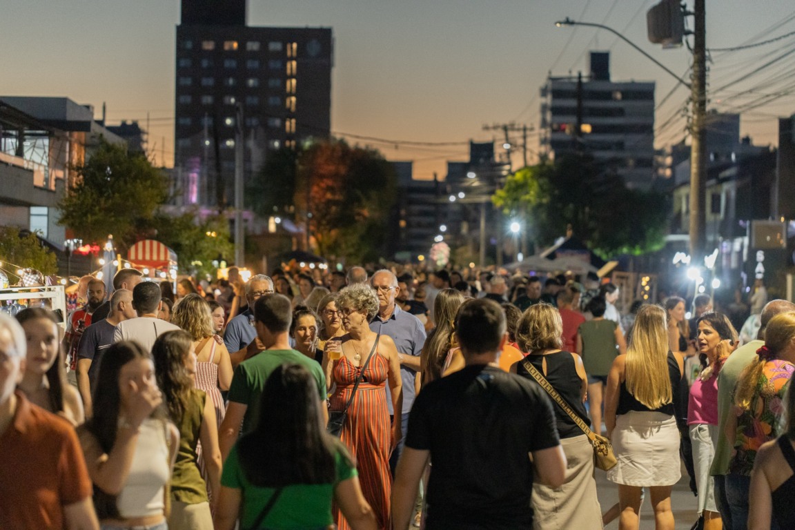 Foto: Comunidade e turistas ocupam as ruas da Via Gastrô, de Bento Gonçalves, para viver uma noite de sabores, arte e convivência no Jantar sob as Estrelas./Crédito Rodi Goulart, divulgação Foto: Comunidade e turistas ocupam as ruas da Via Gastrô, de Bento Gonçalves, para viver uma noite de sabores, arte e convivência no Jantar sob as Estrelas./Crédito Rodi Goulart, divulgação