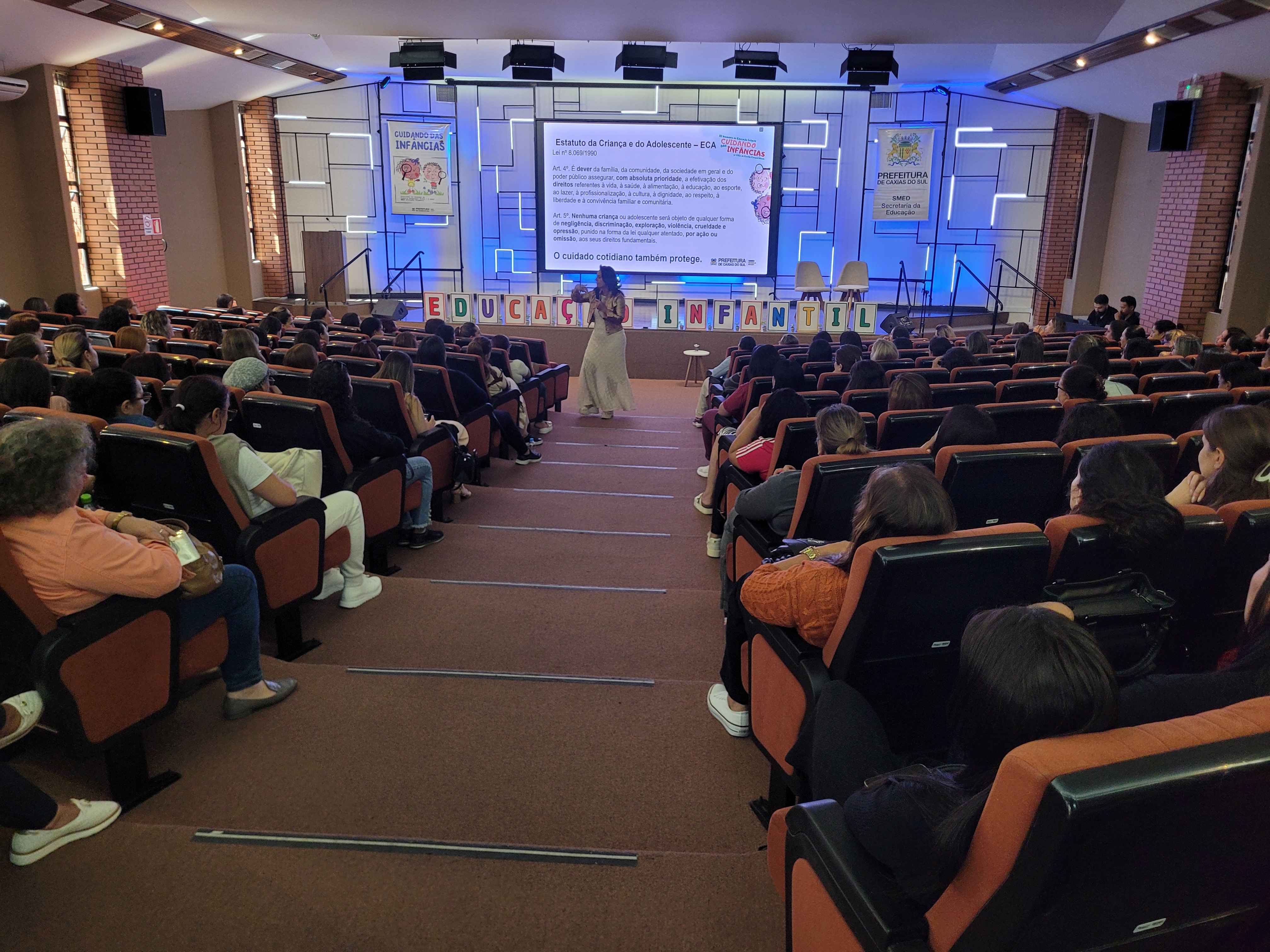 Seminário Cuidando das Infâncias promove reflexões sobre o cotidiano pedagógico em Caxias do Sul