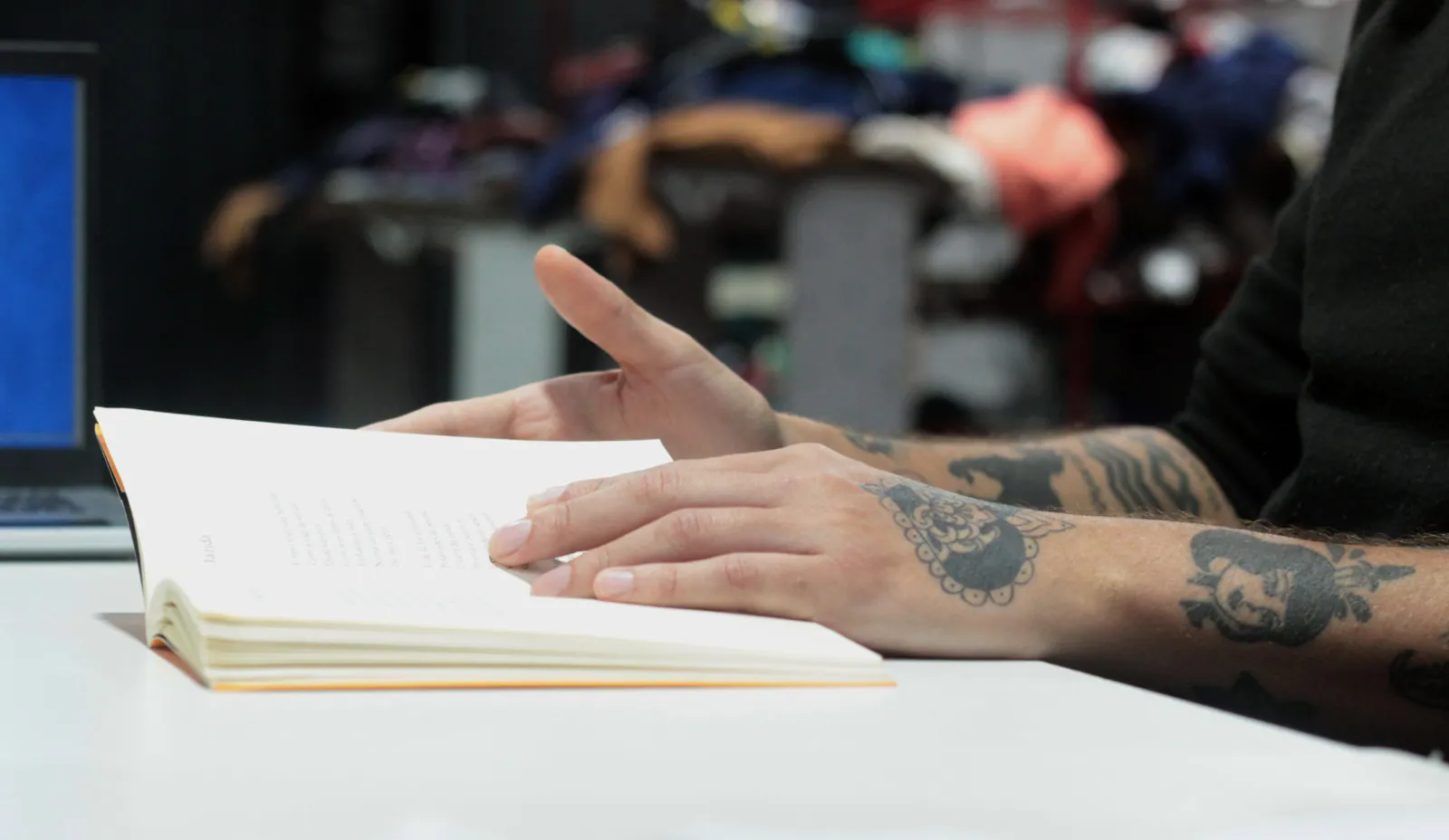 Projeto ‘Poesia na ZN’ promove aulas sobre a arte em versos